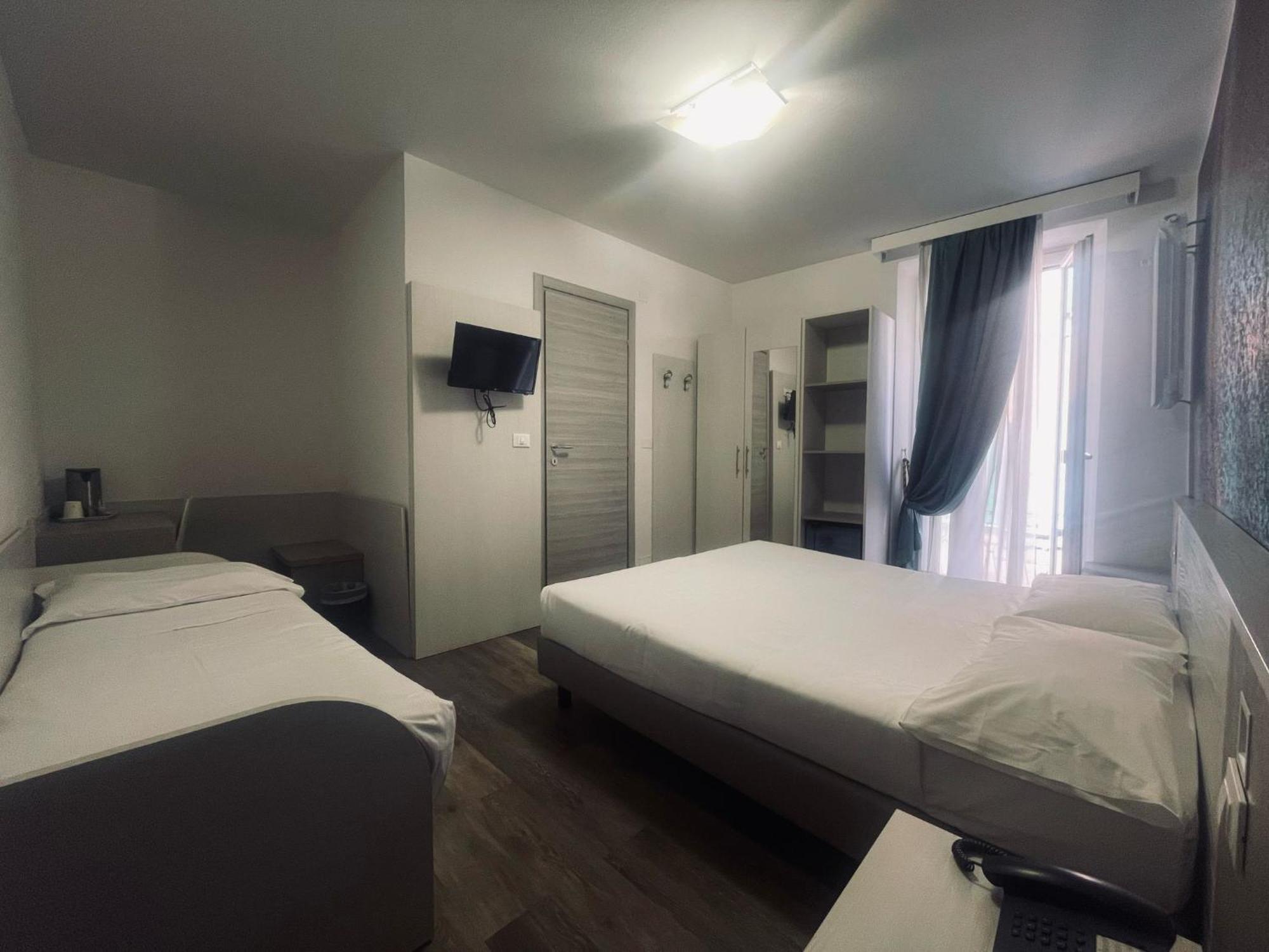 Hotel Holiday- Alla Finestrella — Photos 1